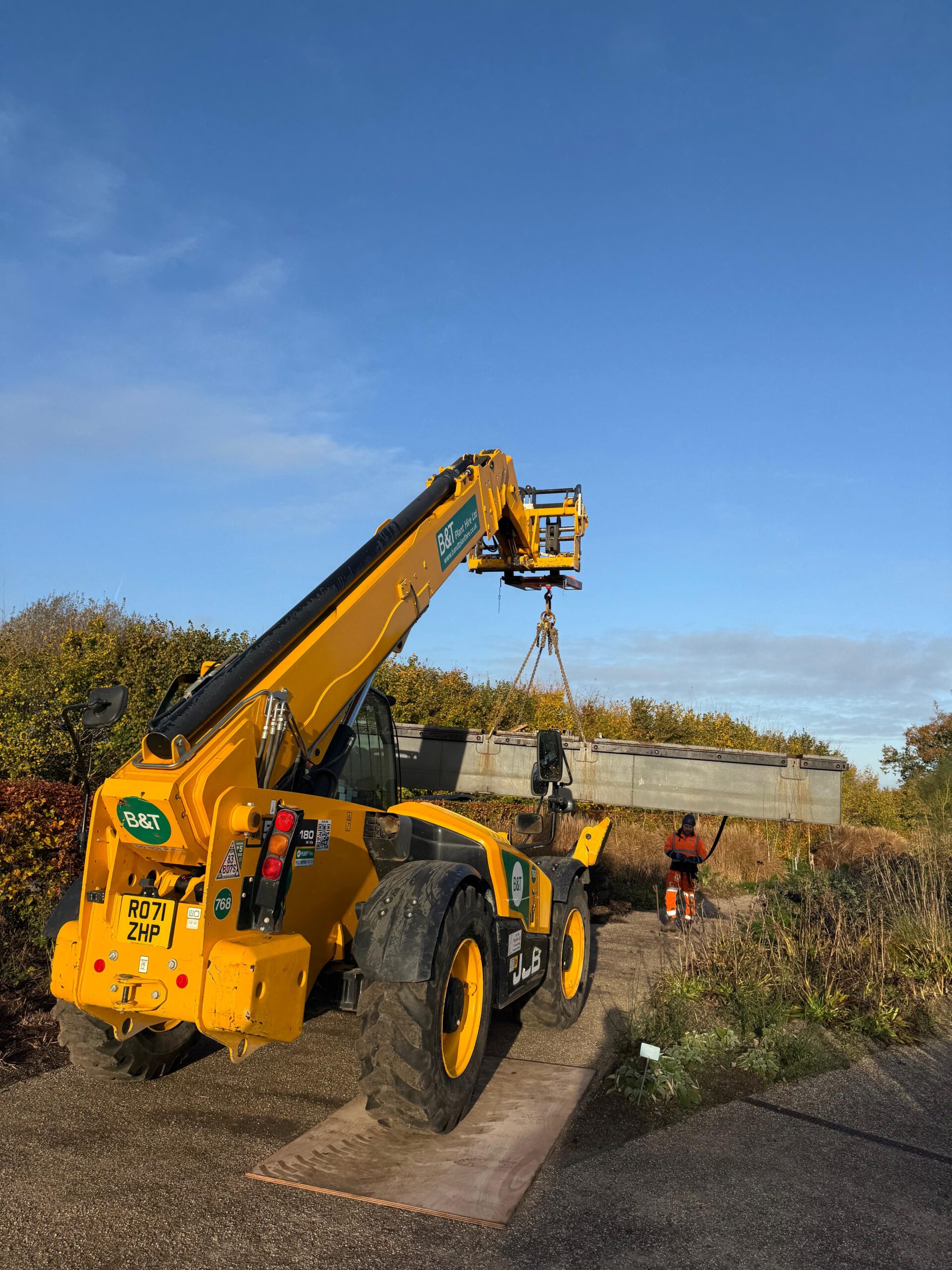 Plastic vs Steel Modular Pontoons: Which is Best for Your Project?